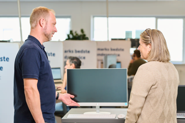 Mand og dame arbejder på computer