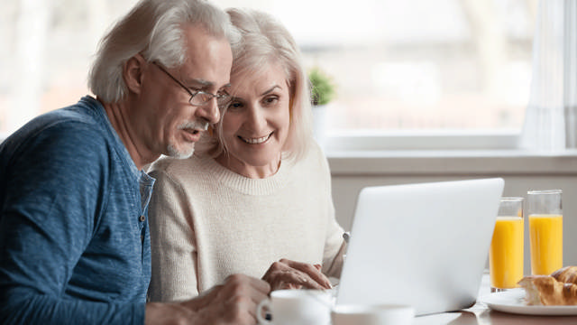 Mand og dame arbejder på computer